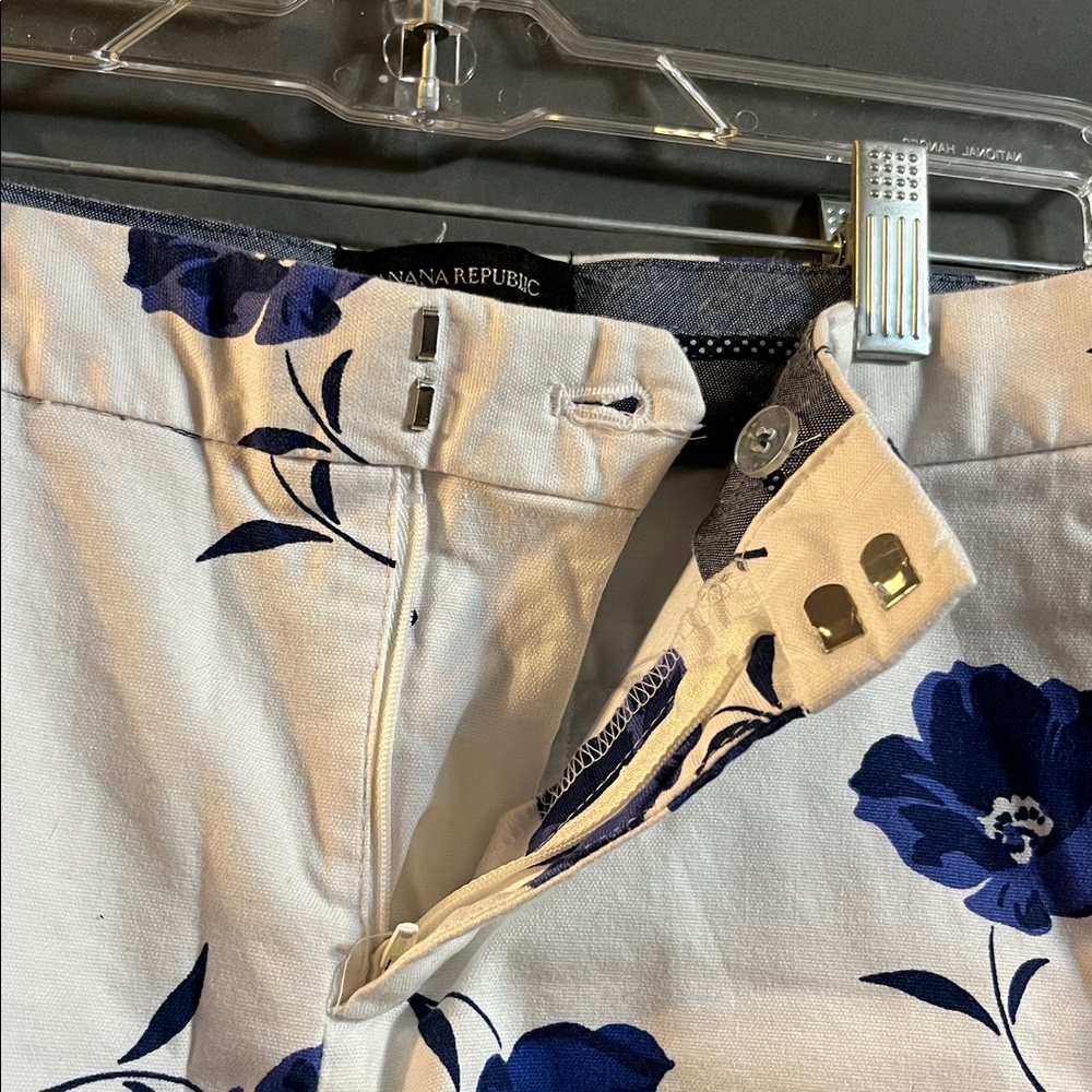 Banana Republic Floral White & Blue Shorts Women's Size 6 Whimsy - Picture 5 of 7
